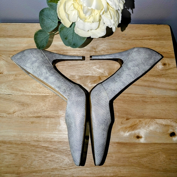 Guess Classic Pump - Picture 3 of 4